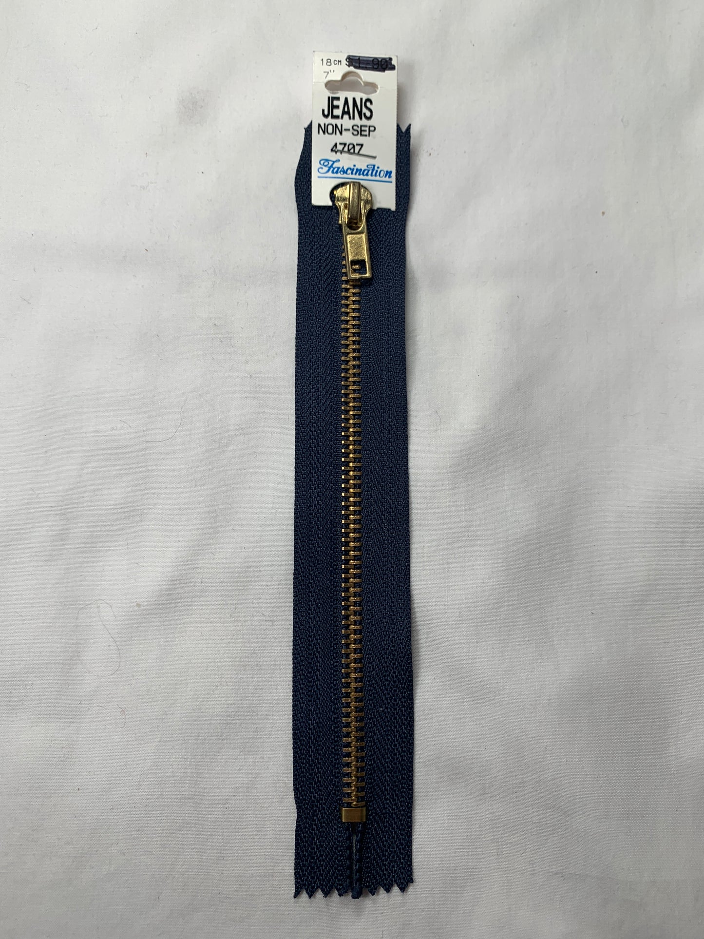 Non-Separating (Closed-End) Zippers:
These have a stop at the bottom, preventing the slider from coming off, common in trousers, jeans, and bags