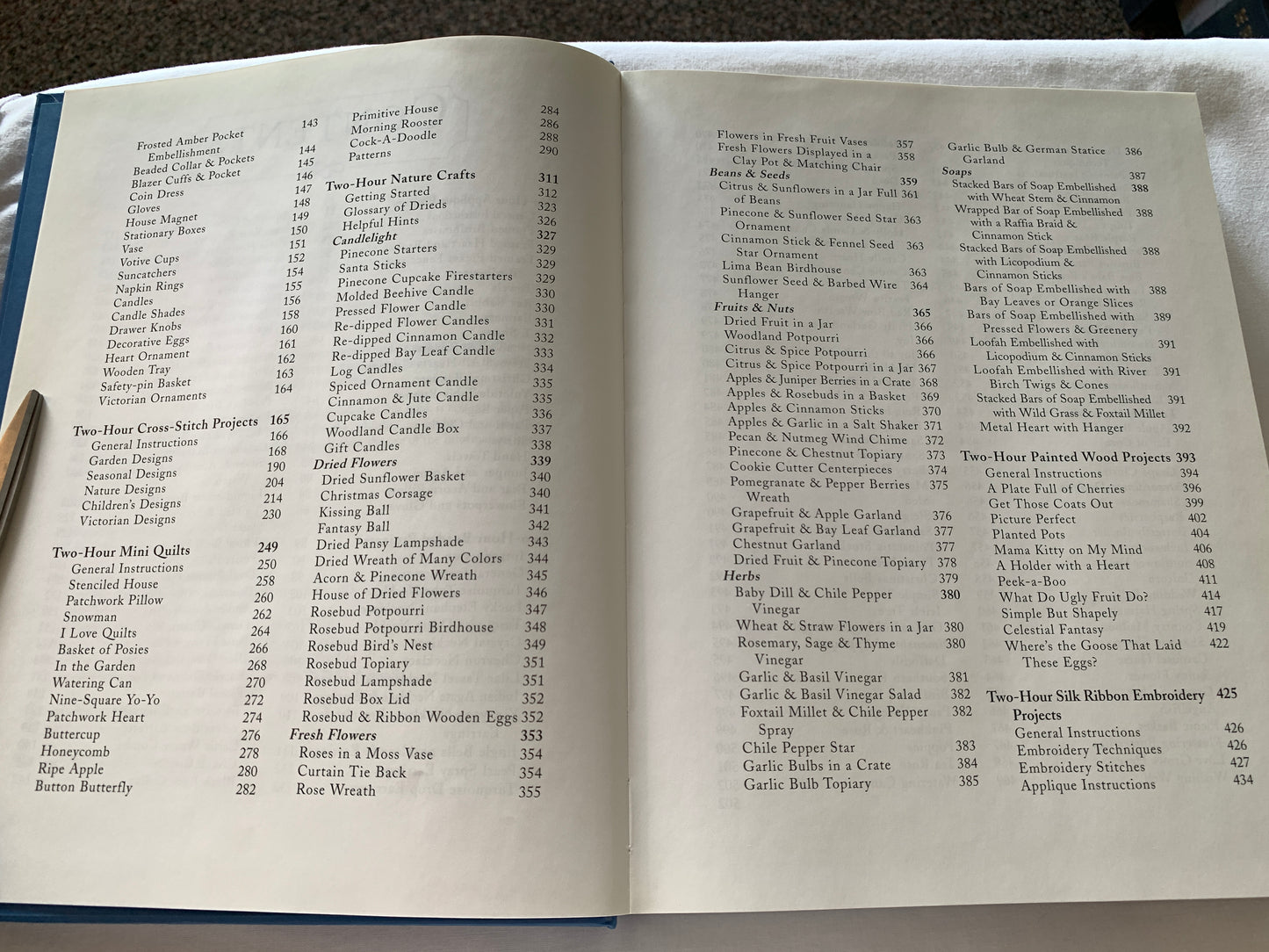 Encyclopedia Of Two-Hour Craft Projects, All Seasons Included, Beads, Wood, Embroidery, Flowers